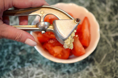 Рецепт - Салат помидоры сыр сметана чеснок - Шаг 4 -  Добавьте измельченный чеснок. Я пропустила зубчик очищенного чеснока через пресс, но можно и натереть чеснок на терке, и просто измельчить его с помощью ножа.Если вдруг у вас нет свежего чеснока, используйте чесночный порошок, - но в этом случае польза готового салата, конечно, уменьшится.