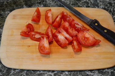 Рецепт - Салат помидоры сыр сметана чеснок - Шаг 2 -  Помидоры хорошо помойте. Лучше всего воспользоваться для этой цели специальной щеткой и средством для мытья овощей, а также использовать достаточно горячую воду.Обсушите помидоры, удалите плодоножки и нарежьте любимым для вас способом.Я нарезала дольками, но это могут быть и кубики, и кружки, и любые другие виды нарезки.