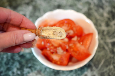 Рецепт - Салат помидоры сыр сметана чеснок - Шаг 3 -  Посолите помидоры. В этот раз я взяла Адыгейскую соль, которая помимо собственно соли, содержит некоторое количество приправ. Вы можете использовать и обычную морскую соль, и гималайскую, и обычную поваренную.