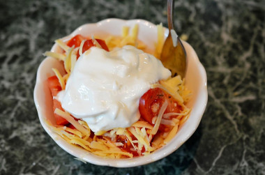 Рецепт - Салат помидоры сыр сметана чеснок - Шаг 6 -  Добавьте сметану. Она может быть любой степени жирности, но обязательно натуральной.Можно заменить сметану нежирным натуральным йогуртом.Любители более сытной пищи, могут использовать вместо сметаны майонез. Но майонез в приоритете домашний, собственного приготовления, без химических добавок, с натуральным составом.На данном этапе также можно добавить в салат свежую нарезанную зелень.