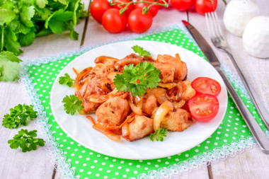 Индейка с луком и морковью на сковороде