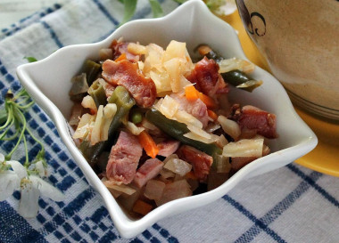 Рагу с капустой фасолью и копченой курицей в горшочках