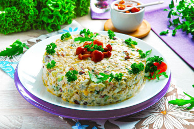Салат с маринованными опятами и курицей