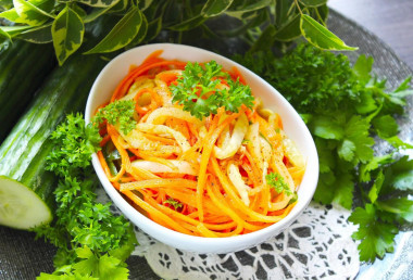 Салат из свежих огурцов и моркови
