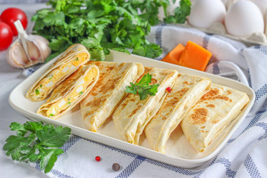 Пирожки конвертики с сыром яйцом и луком из лаваша