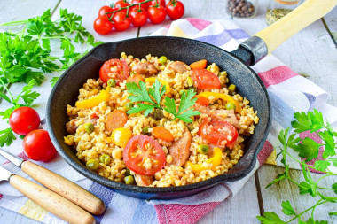 Булгур с мясом свинины и овощами на сковороде