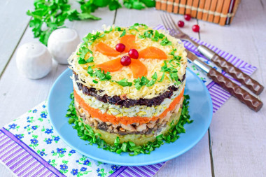 Салат с курицей черносливом и грибами