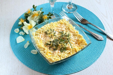 Салат мимоза с сайрой и сливочным маслом
