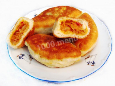 Жареные пирожки с начинкой из квашеной и свежей капусты