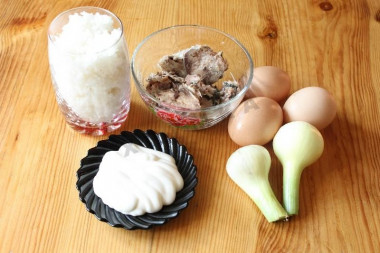 Рецепт - Рыбный салат с сайрой луком рисом майонезом - Шаг 1 - Для начала подготовим все ингредиенты.