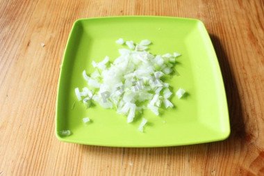 Рецепт - Рыбный салат с сайрой луком рисом майонезом - Шаг 2 -  Лук мелко измельчим.