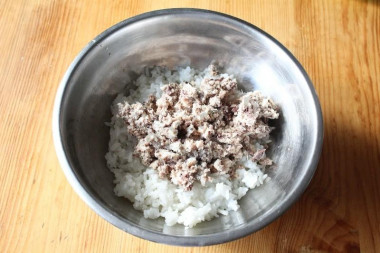 Рецепт - Рыбный салат с сайрой луком рисом майонезом - Шаг 3 -  К рису добавляем сайру, предварительно не много её разомнём вилкой.