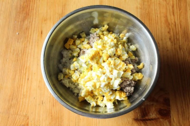 Рецепт - Рыбный салат с сайрой луком рисом майонезом - Шаг 5 -  Добавляем к остальным ингредиентам.