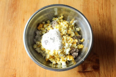 Рецепт - Рыбный салат с сайрой луком рисом майонезом - Шаг 6 -  Затем в миску добавляем майонез, соль и перец по вкусу.