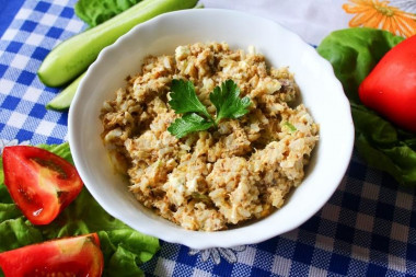 Рецепт - Рыбный салат с сайрой луком рисом майонезом - Шаг 7 -  Всё перемешиваем и подаём на стол. Рыбный салат с сайрой, яйцом и рисом готов. Приятного аппетита!!