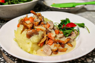 Мясо в сливочном соусе с грибами на сковороде