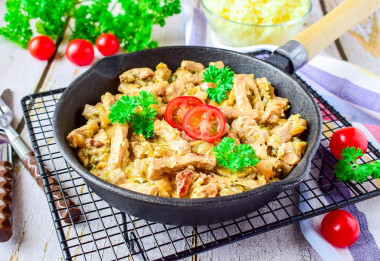 Мясо с солеными огурцами