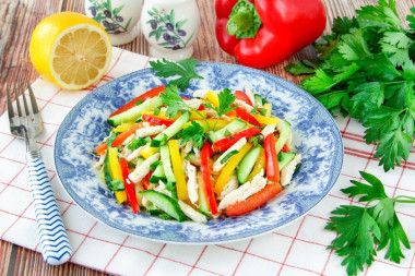 Салат с курицей и овощами без майонеза