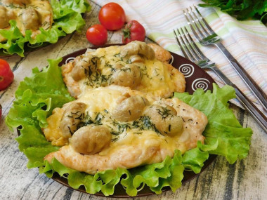 Консервированные шампиньоны с куриным филе и твердым сыром