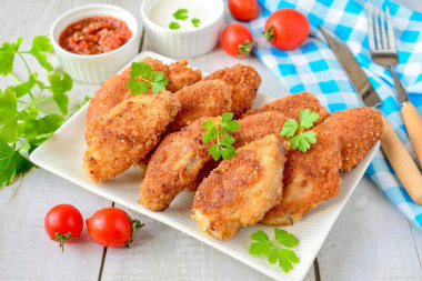 Куриные крылышки в хрустящей панировке на сковороде