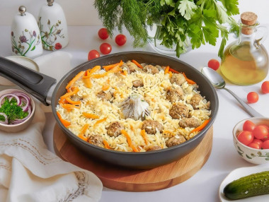Фрикадельки с рисом на сковороде