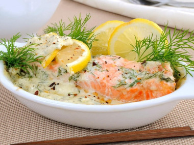 Филе красной рыбы с горчицей и сливками в духовке