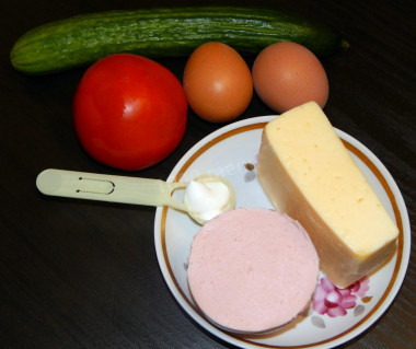 Рецепт - Салат коктейль с вареной колбасой помидором огурцом сыром - Шаг 1 - Готовим ингредиенты. Яйца нужно предварительно отварить вкрутую.