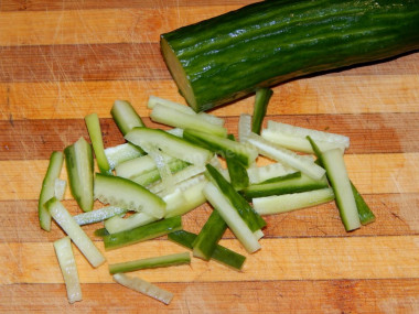 Рецепт - Салат коктейль с вареной колбасой помидором огурцом сыром - Шаг 3 -  Следующим в бокал идет порезанный соломкой свежий огурец, сверху майонез.