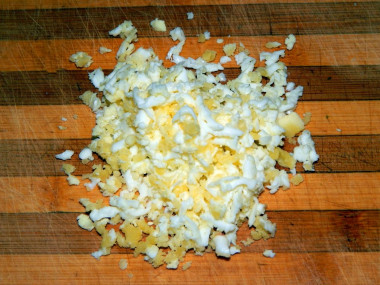 Рецепт - Салат коктейль с вареной колбасой помидором огурцом сыром - Шаг 4 -  Посыпаем тертыми или мелко измельченными ножом вареными вкрутую яйцами, смазываем майонезом.