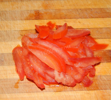 Рецепт - Салат коктейль с вареной колбасой помидором огурцом сыром - Шаг 5 -  Далее – соломка помидора и майонез.