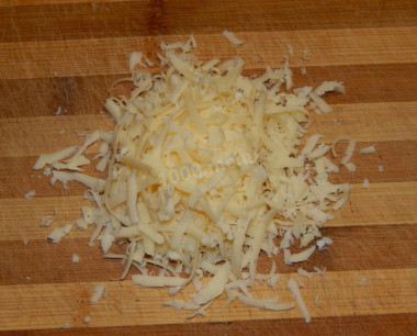 Рецепт - Салат коктейль с вареной колбасой помидором огурцом сыром - Шаг 6 -  Посыпаем щедро тертым твердым сыром.