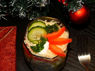 Рецепт - Салат коктейль с вареной колбасой помидором огурцом сыром - Шаг 7 -  Украшаем спиралькой из свежего огурца, кусочками помидора и веточкой петрушки.Даем салату немного пропитаться и подаем к праздничному столу. Приятного аппетита!