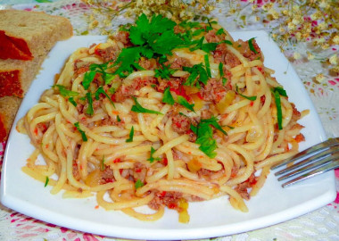 Спагетти с помидорами и фаршем
