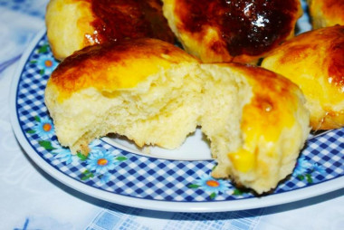 Французские простые сладкие круглые булочки