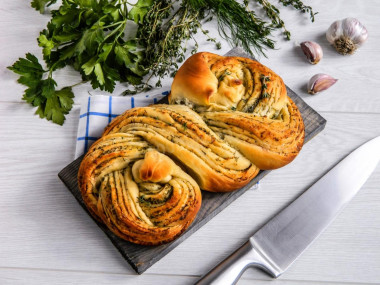 Хлеб косичка с чесноком и пряными травами