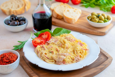 Паста карбонара с беконом и сливками классическая