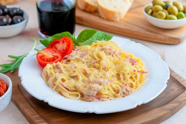 Паста карбонара с беконом и сливками классическая