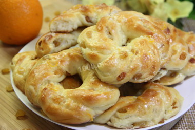 Булочки с изюмом и белой глазурью