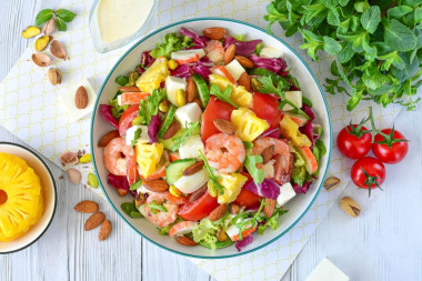 Салат с жареными креветками