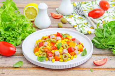 Салат колбаса кукуруза помидор