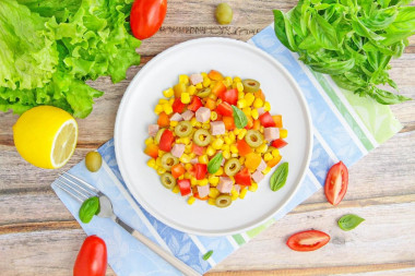 Салат колбаса кукуруза помидор