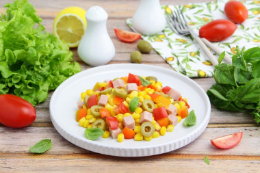 Салат колбаса кукуруза помидор