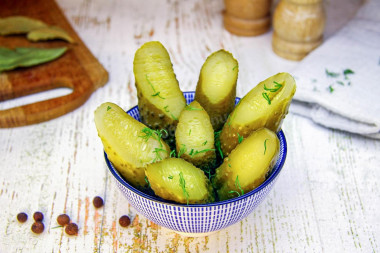 Хрустящие огурцы квашеные в банках на зиму с листьями дуба