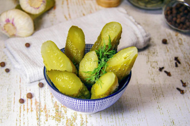 Хрустящие огурцы квашеные в банках на зиму с листьями дуба