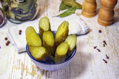 Хрустящие огурцы квашеные в банках на зиму с листьями дуба