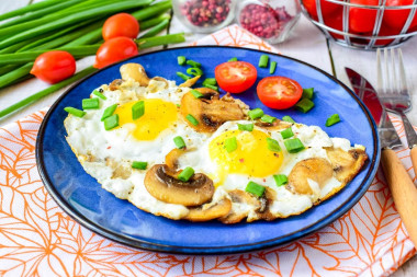 Шампиньоны жареные с яйцами