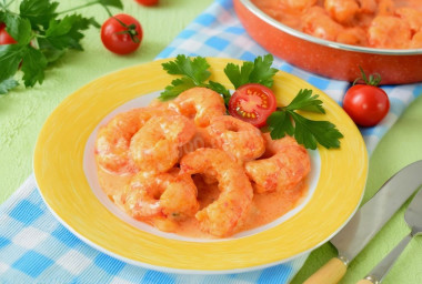 Креветки на сковороде в сливочном соусе