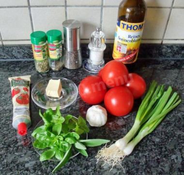 Рецепт - Помидоры тушеные с томатной пастой - Шаг 1 - Хочу предложить вам несложный и быстрый рецепт, в котором я расскажу, как приготовить тушеные помидоры с чесноком и луком. Берем все нужные продукты.