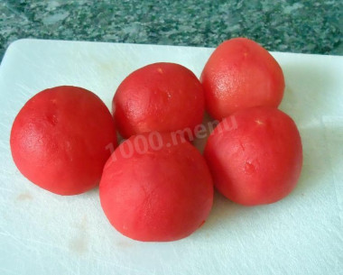 Рецепт - Помидоры тушеные с томатной пастой - Шаг 3 -  Снимаем с них кожицу.