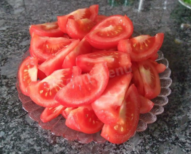 Рецепт - Помидоры тушеные с томатной пастой - Шаг 4 -  Очищенные помидоры нарезаем на 8 частей и отставляем в сторону.